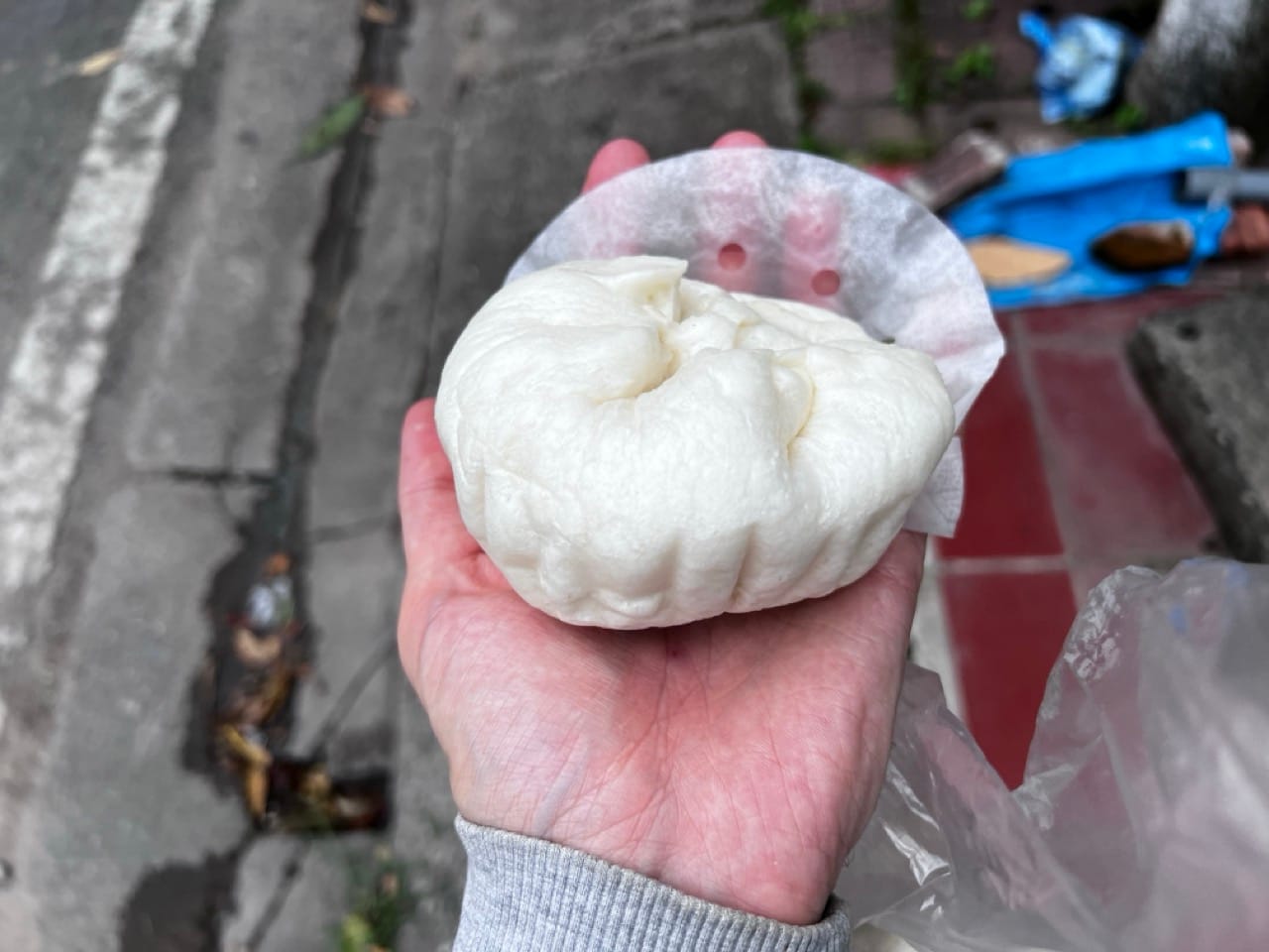 bánh bao Vietnamese steamed bun held in hand in Lao Cai