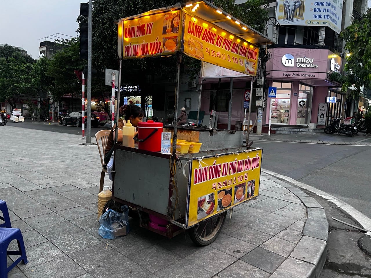 street stall selling Korean rice coin cakes bánh đồng xu with Korean signage in Lao Cai