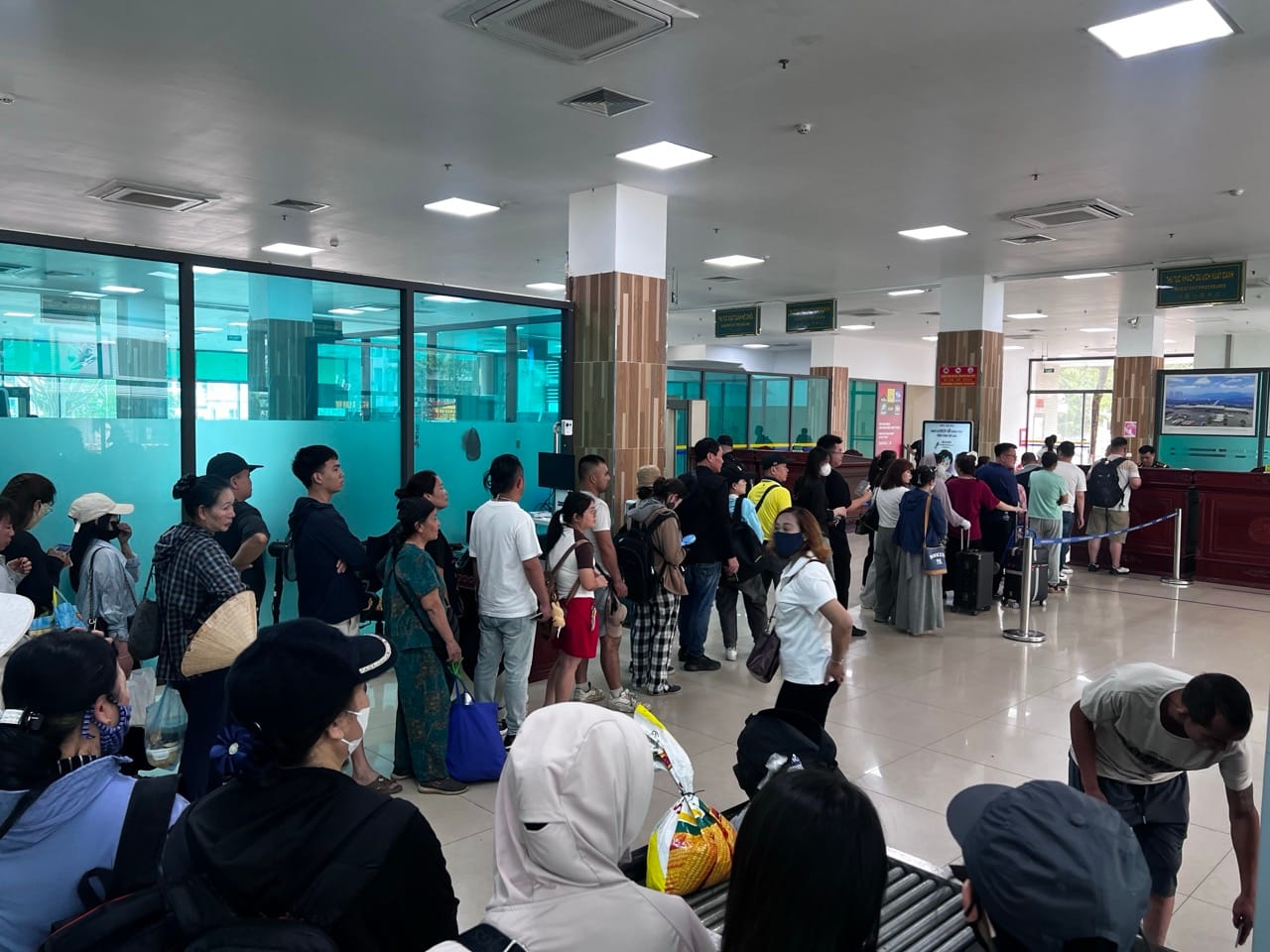 Queue of locals at the Lao Cai border control 