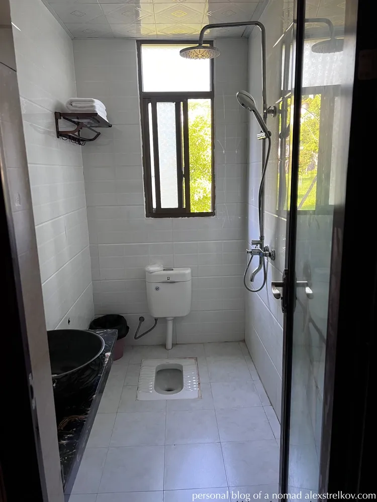 bathroom in Gaolaozhuang Inn Furong Town hotel, shower and toilet