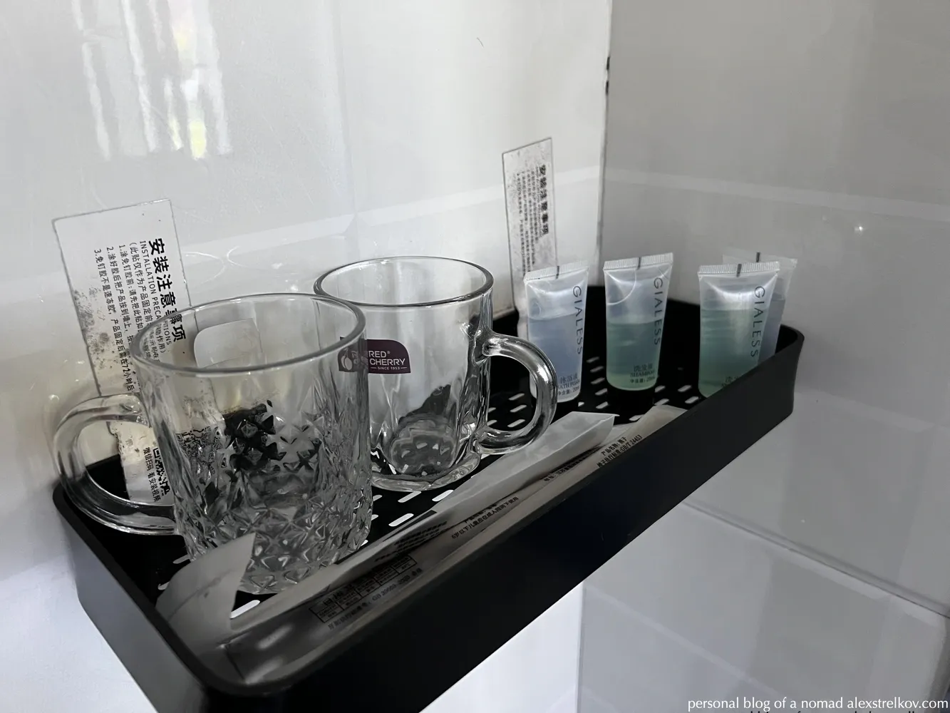 Sink and mirror in hotel bathroom, shower gel, shampoo, mug, toothbrushes, Furong Town accommodation
