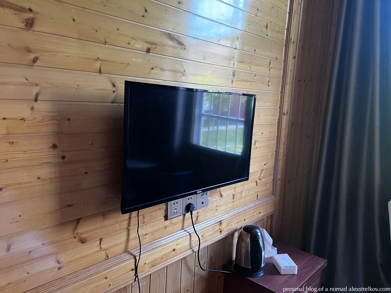 TV on wooden wall, hotel room Furong Town Gaolaozhuang Inn
