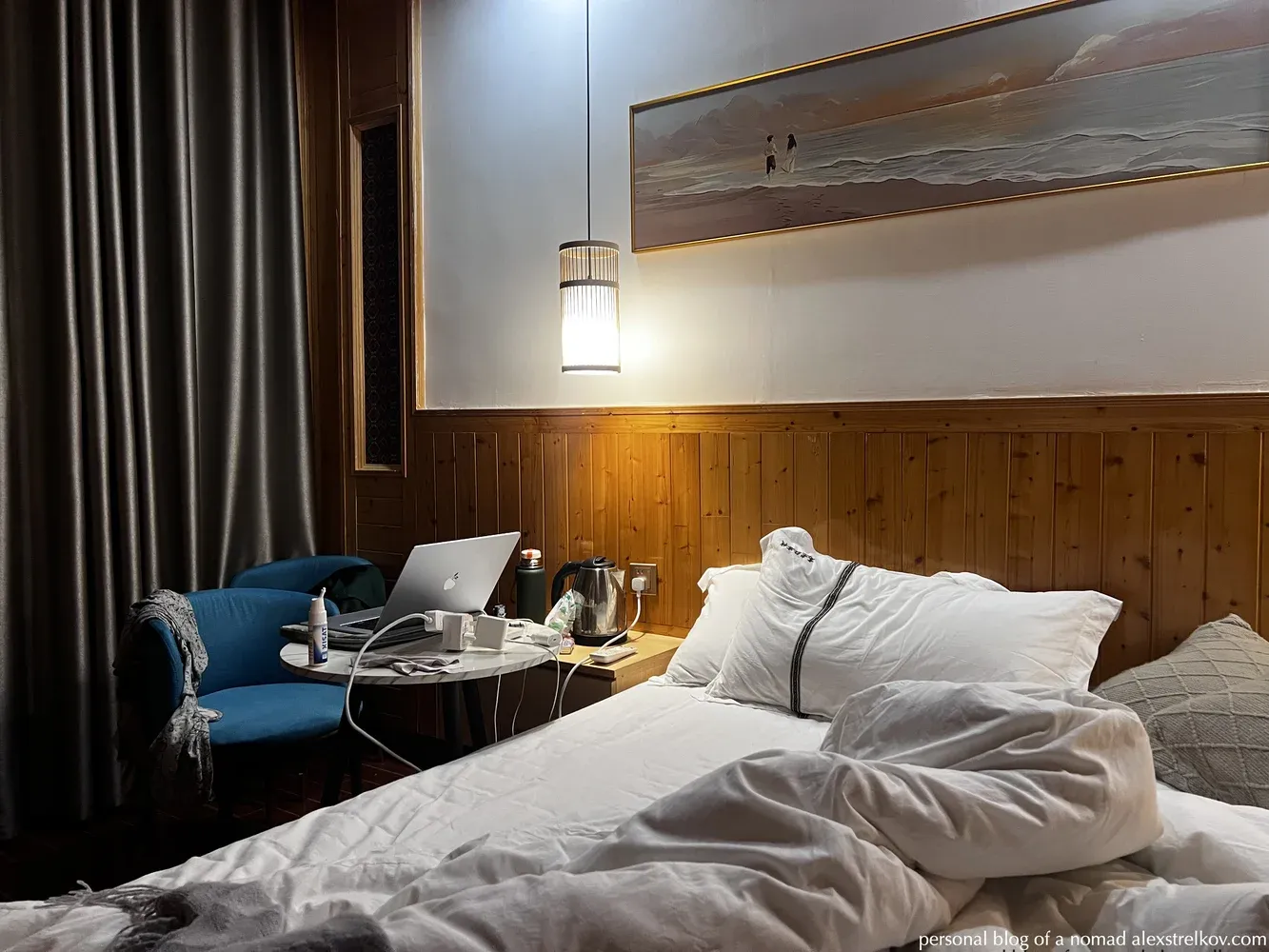 cozy wooden interior of Gaolaozhuang Inn room, Furong Town hotel