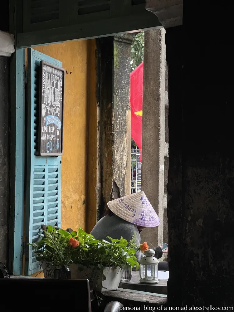 view from Hoi An café Vietnamese flag non la hat street