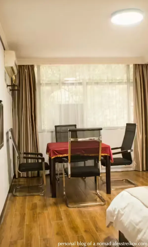 Mahjong table 麻将桌 in room Jiaxing Hotel Huaihua 怀化 four chairs