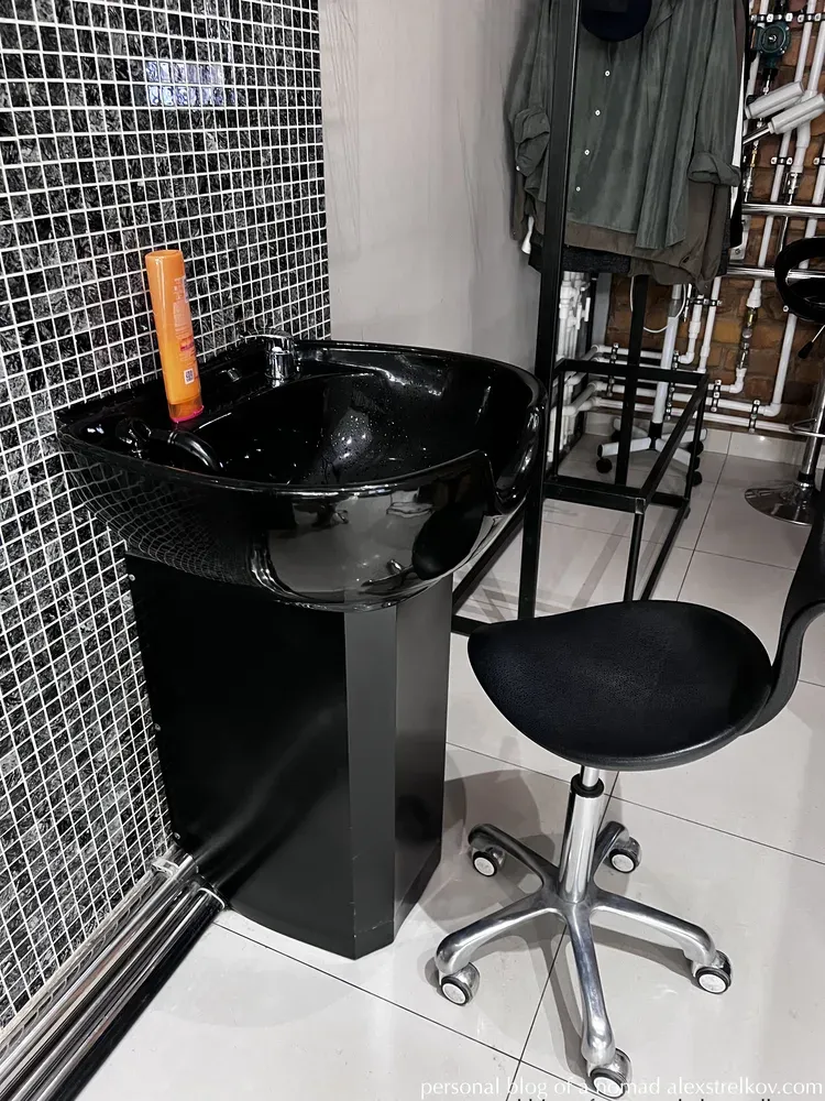 wash basin Baza Barbershop black mosaic tile 