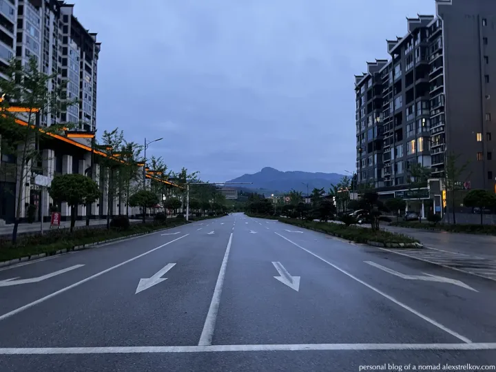wide highway in Furongzhen in the evening, sparse traffic